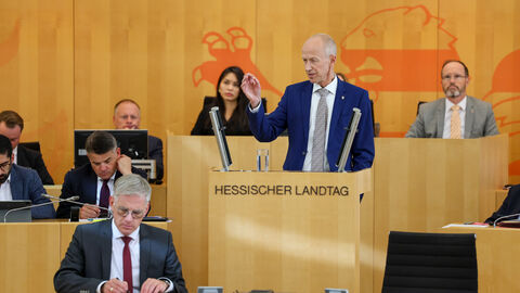 Armin Schwarz steht an Rednerpult im Hessischen Landtag.