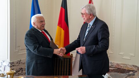 Ministerpräsident Volker Bouffier (r.) und Adam Strauß (l.), Vorsitzender des Verbands Deutscher Sinti und Roma - Landesverband Hessen, haben den gemeinsamen Staatsvertrag neu unterzeichnet und damit um weitere zehn Jahre verlängert.